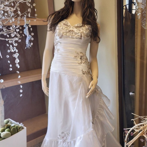 Female Full-Body Mannequins like new, set of 2 with glass bases