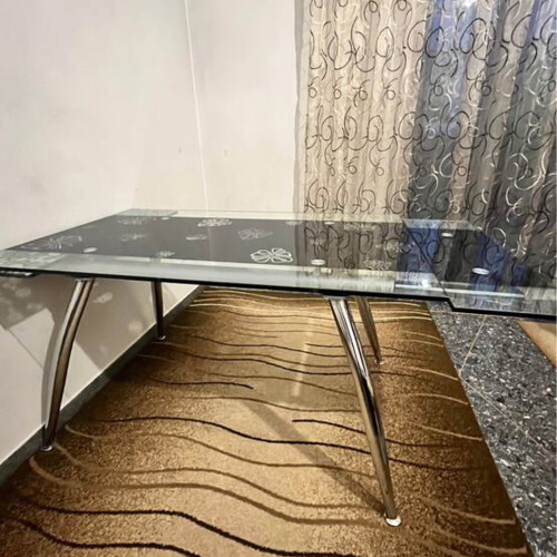 Dining table like new, extendable up to 3 meters