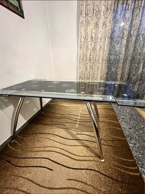 Dining table like new, extendable up to 3 meters