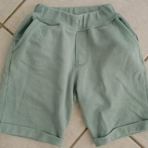 Boys' clothing set used, 2 t-shirts and 2 shorts for 6-8 years
