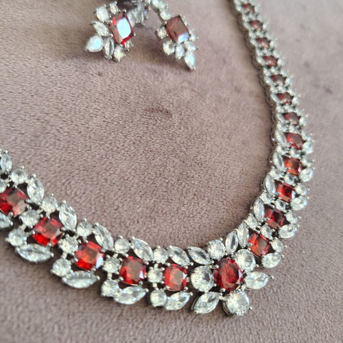 Necklace and earrings set with zirconia, red and silver