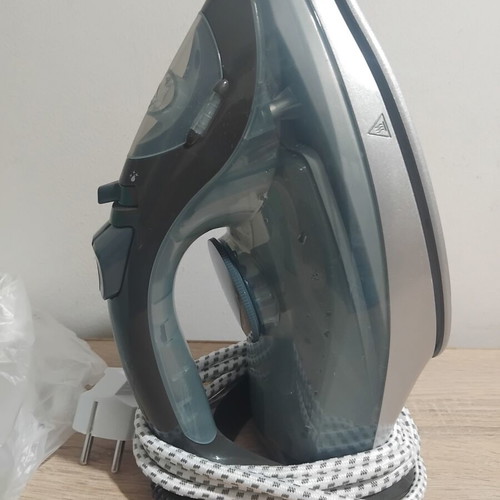 Dosette Steam Iron 2.400W like new with box and manual