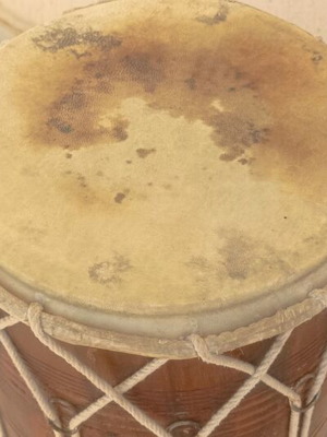 Mridangam ξύλινο κρουστό όργανο μεταχειρισμένο, παραδοσιακό ινδικό τύμπανο
