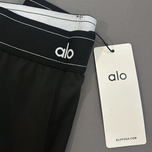 Alo Yoga Set new, size Small, black and white