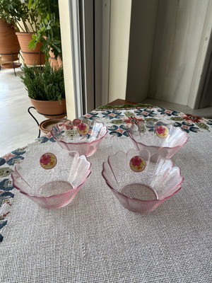 Glass bowls with daisies set of 4, unused