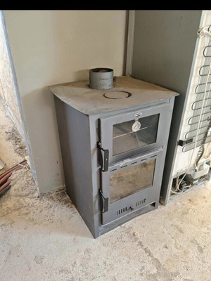 Wood stove with oven, heats 50-60 sqm