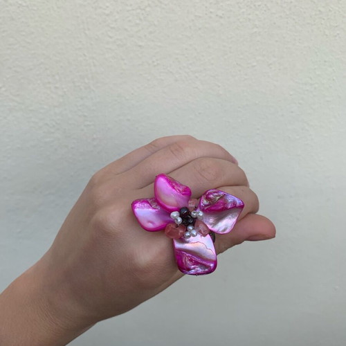 Rings set with natural stones and adjustable sizes
