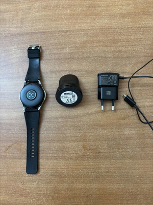 Samsung Galaxy Smart Watch like new with charger and cable