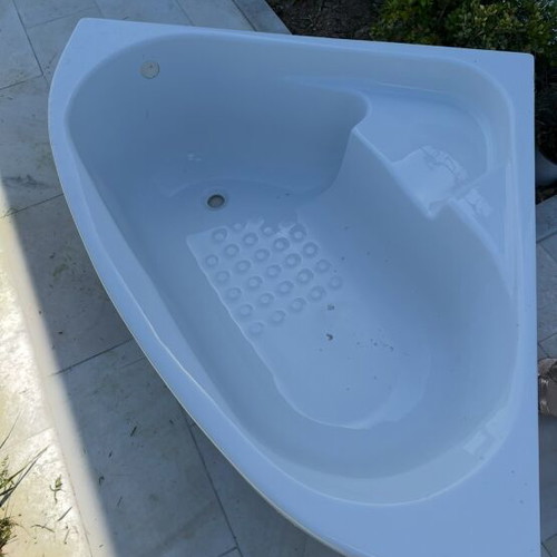 Acrylic corner bathtub 120×120 cm like new