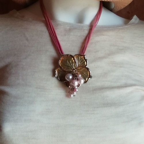 Steel necklace gold flower pendant with synthetic pink pearls 9 cords new