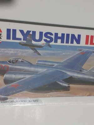 Modeling collectible ILYUSHIN IL-28 warplane new sealed 1:72 scale