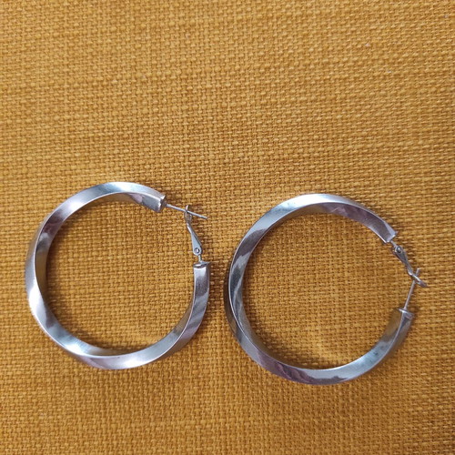 Silver earrings new with twisted design