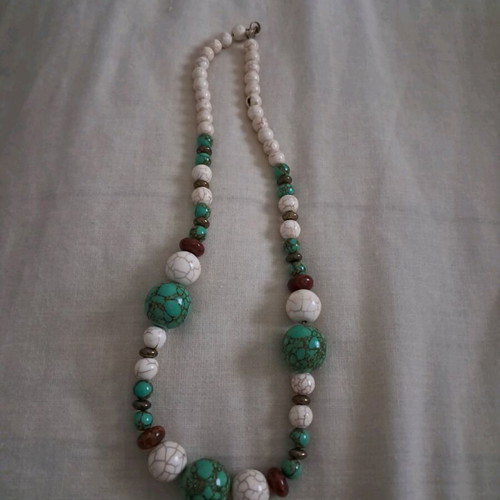 Necklace with genuine stones new