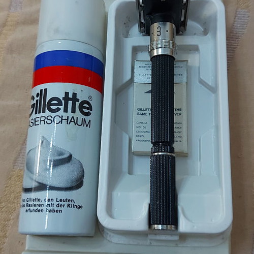 Gillette Black Beauty shaving machine new with precision heart box complete