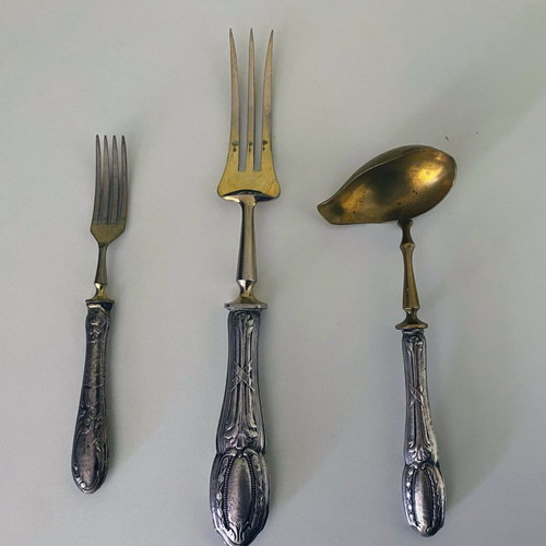 Vintage serving set of 3 pieces used with wear on one handle