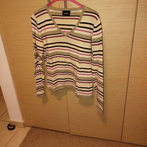 Benotti V-neck pullover like new, size large, black and beige