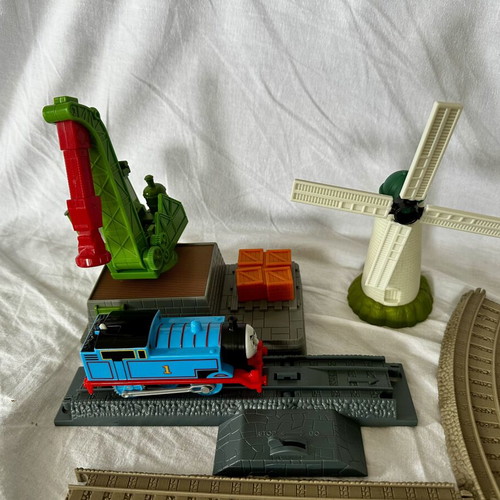 Thomas & Friends TrackMaster large set with Thomas, crane and many tracks like new