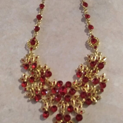 Necklace new gold with red stones