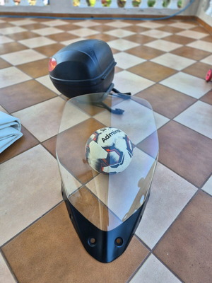 Sym GTS 300 F4 windscreen used with top case and mount