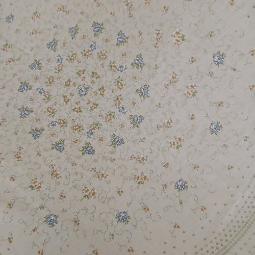Round tablecloth new with 6 assorted floral napkins