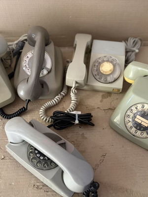 Σετ 5 vintage τηλέφωνα με περιστροφικό επιλογέα