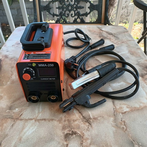 Welding machine 250 amp like new, compact size