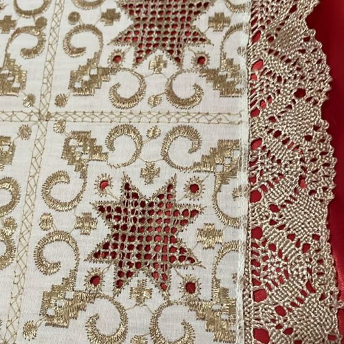 Set of 2 Karsiana square embroidered linens with beige silk thread