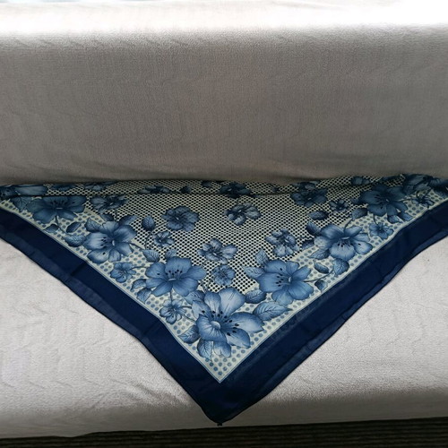 Headscarf like new, size 95/92 cm