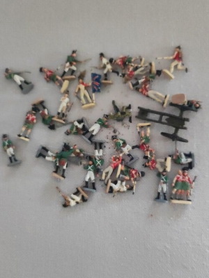 Hand-painted soldier figures, set of 25, 2 cm