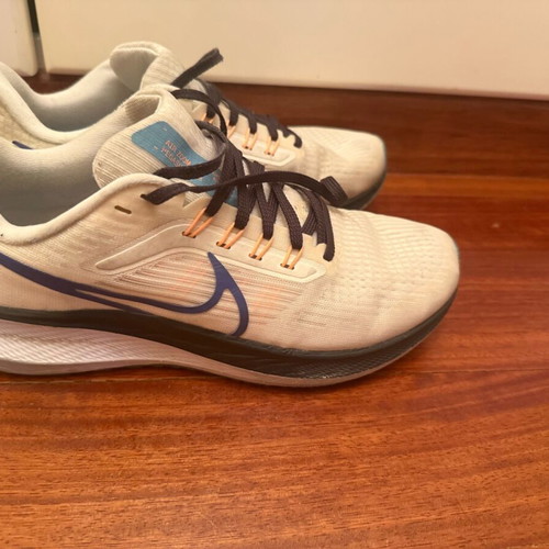 Nike women's athletic shoes like new, size 39