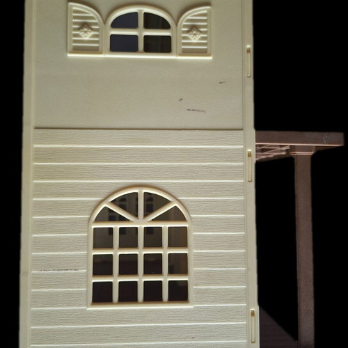 Dollhouse used, missing parts, no furniture