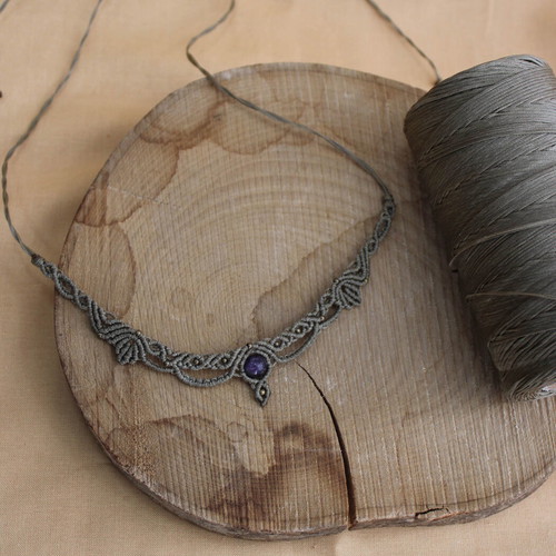 Macrame necklace with khaki leaf and amethyst new