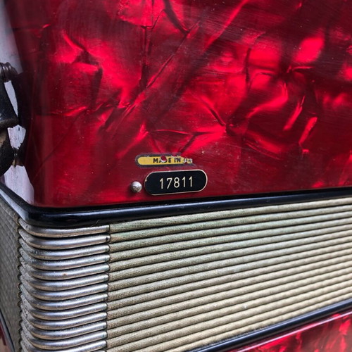 Weltmeister Diana accordion like new, red pearl