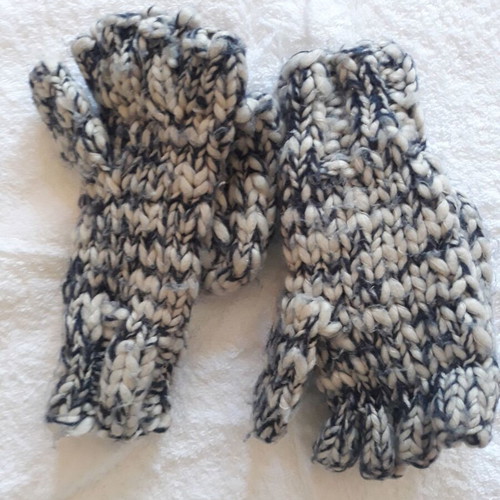 Knitted gloves used