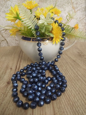Long necklace with artificial pearls like new, blue