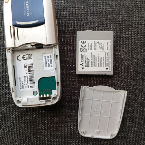 Mitsubishi M430i clamshell phone used without charger