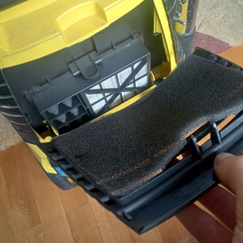 Karcher DS 5600 vacuum cleaner with water like new for home and office