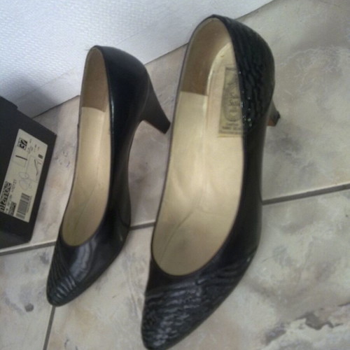 Pumps size 38 black with 5 cm heel like new