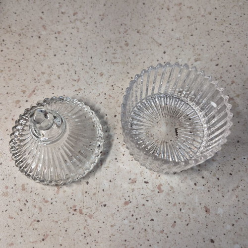 Set of 2 glass decorative jars with lid, like new