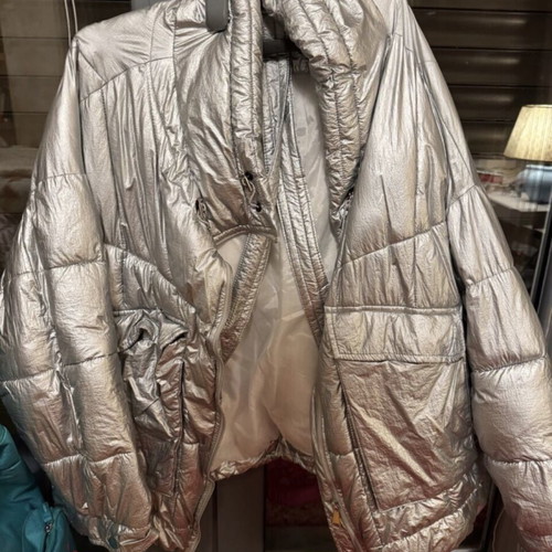 Silver jacket like new, very warm, one size with internal straps