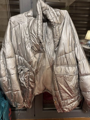 Silver jacket like new, very warm, one size with internal straps