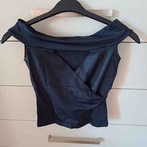 Elastic top with cut-out size small, like new, black