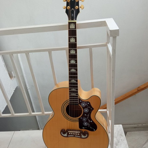 Epiphone EJ-200 SCE/N Electro-Acoustic Guitar like new, vintage jumbo