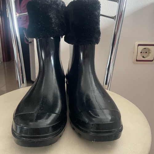 Noi Voi galotsa like new, black with fur size 38