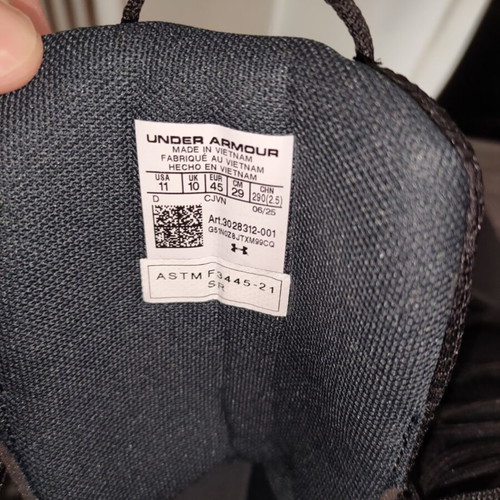 Under Armour boots like new, size 45