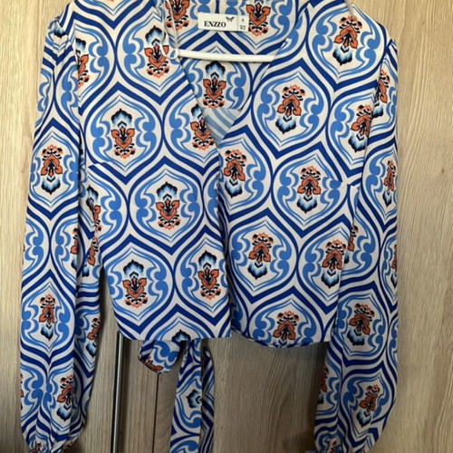 Enzzo short shirt like new, lightweight fabric, size S