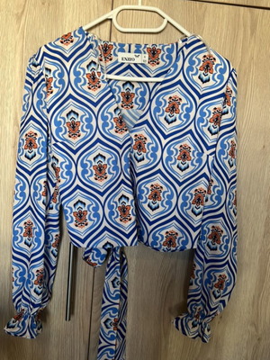 Enzzo short shirt like new, lightweight fabric, size S