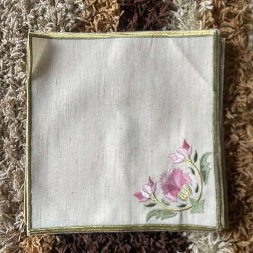Table linens like new, 2 placemats 34x54 cm and 12 napkins 30x30 cm