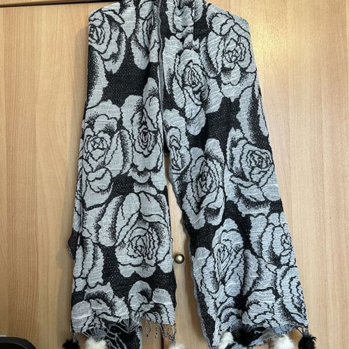 Knitted scarf with pom poms double face like new