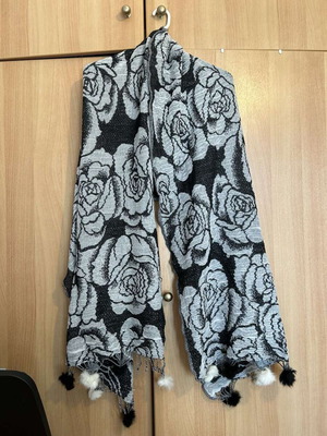 Knitted scarf with pom poms double face like new